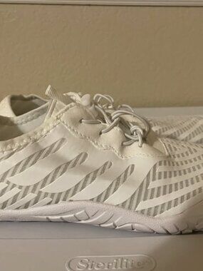 grounded foot wear white 8 1/2 only worn 3 times no real wear